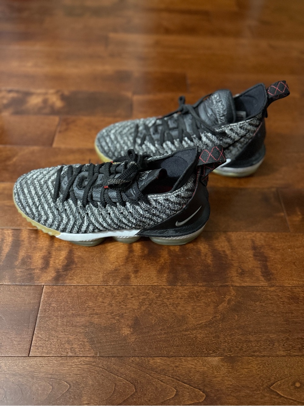 LeBron 16 “Oreo” - Picture 4 of 8